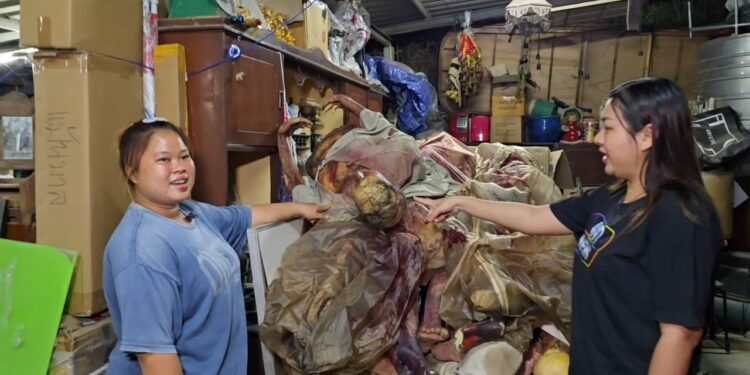 นนทบุรี คลิป สุดหลอน! หนุ่มพบคนนอนตายเลือดโชกแต่งตัวคล้ายผีเบาะหลังรถแท็กซี่ โทรเรียกกู้ภัย สุดท้ายเป็นหุ่นผีประกอบละคร