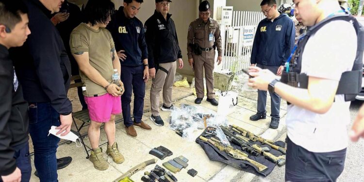 ดส.รวบ “ไฮโซลูกนัท” พร้อมปืนกว่า 20 กระบอก กระสุนอื้อ-ยาโคเคน ชักปืนตบหน้าสาวบังคับเสพยา