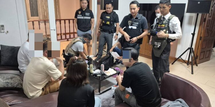 กองสืบ ตม.3 บุกพูลวิลล่าหรู กลางเมืองพัทยา รวบแก๊งจีนเทา live sex ออนไลน์