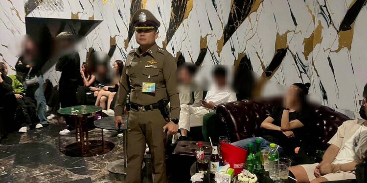 “ตำรวจวังทองหลาง นำกำลังลุยจับเองปาร์ตี้ยาชาวเมียนมา เจอฉี่ม่วง 41 คน ขานรับ ‘NO Drugs NO Dealers’ ทลายสถานบริการที่เปิดโดยไม่ได้รับอนุญาต”