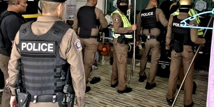 ตร.เข้าระงับเหตุชายคลุ้มคลั่งเมายาเสพติดอาละวาด พบยาบ้า1226เม็ด