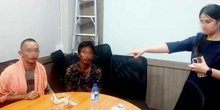 ตร.ท่าข้ามรวบทันควัน 2 หนุ่มเร่ร่อน ฉกรถ จยย. สาวคลีนิกทำฟัน หลังลืมเสียบกุญแจคาไว้ เกมเพราะ GPS มือถือใต้เบาะรถ