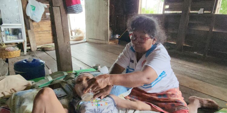 หัวใจแม่ยิ่งใหญ่ไม่แพ้ใคร “แม่นักสู้” วัย 60 ปี ดูแลลูกชายป่วยติดเตียงนาน 14 ปี ไม่เคยท้อ แม้ไร้งาน ไร้รายได้ เนื่องในวันแม่ 12 สิงหาฯ นี้