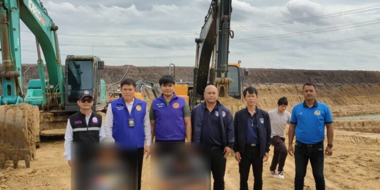 เจ้าหน้าที่ฝ่ายปกครองร่วมบูรณาการตรวจสอบกิจการขุดดินโดยไม่ได้รับอนุญาต ในพื้นที่ตำบลวัดยม อำเภอบางปะอิน