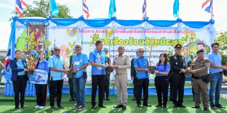 ผู้ว่าราชการจังหวัดชลบุรี พร้อมชาวตำบลคลองตำหรุร่วมปลูกต้นต้นลำแพนพันธุ์ไม้หายาก เฉลิมพระเกียรติพระบรมราชชนนีพันปีหลวง เนื่องในโอกาสวันเฉลิมพระชนมพรรษา 12 สิงหาคม