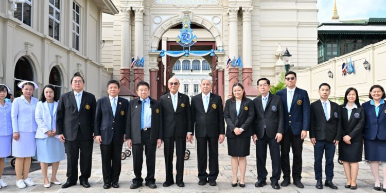 มูลนิธิป่อเต็กตึ๊ง ถวายแจกันดอกไม้และลงนามถวายพระพร เนื่องในโอกาสวันเฉลิมพระชนมพรรษา สมเด็จพระนางเจ้าสิริกิติ์ พระบรมราชินีนาถ พระบรมราชชนนีพันปีหลวง ณ ศาลาสหทัยสมาคม ในพระบรมมหาราชวัง กรุงเทพฯ