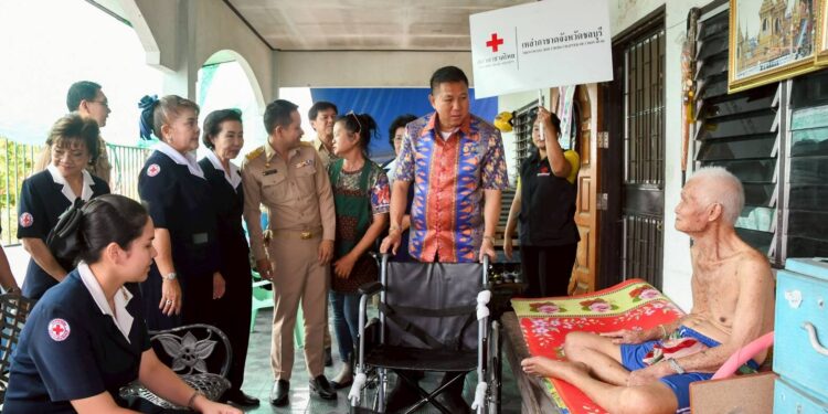 ผู้ว่าราชการจังหวัดชลบุรี – เหล่ากาชาดจังหวัด มอบถุงยังชีพ รถวีลแชร์ และทุนการศึกษา สร้างรอยยิ้มแก่ประชาชนบ้านบึง