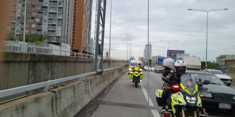 ภารกิจต่อชีวิต ตำรวจจราจรนำส่งมอบอวัยวะหัวใจ 2 ดวง ขอบคุณประชาชนที่ร่วมใจเปิดทาง สานต่อความหวังของผู้ป่วยและครอบครัว