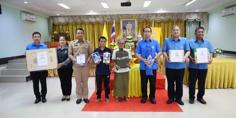 สกลนคร มูลนิธิราชประชานุเคราะห์ฯ เชิญสิ่งของพระราชทาน ไปมอบให้แก่ครอบครัวผู้ประสบไฟไหม้