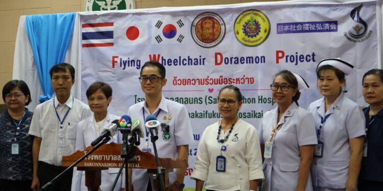 สกลนคร ญี่ปุ่นมอบรถเข็นบินได้แก่ รพ.นำไปให้ผู้ป่วยใช้