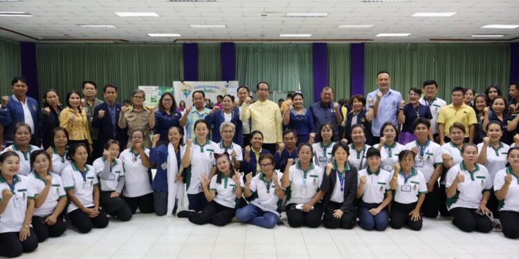 สกลนคร เปิดตลาดนัดธรรมนูญสุขภาวะตำบล ทึ่งผลิตภัณฑ์แก้นิ้วล็อคภูมิปัญญาชาวบ้าน