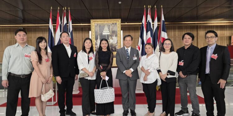 สกลนคร สาวเอาจริงรวมผู้เสียหายร้อง ปธ.กมธ.การคลังหลังถูกบริษัท ประกันเท