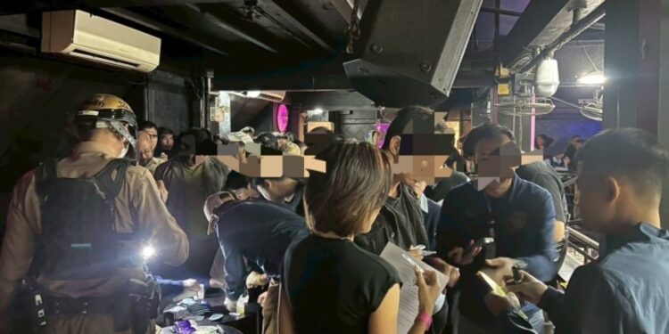 สน.บางรัก สนธิกำลัง กก.ดส.และ191 บุก ตรวจสถานบันเทิง ไร้ฉี่ม่วง