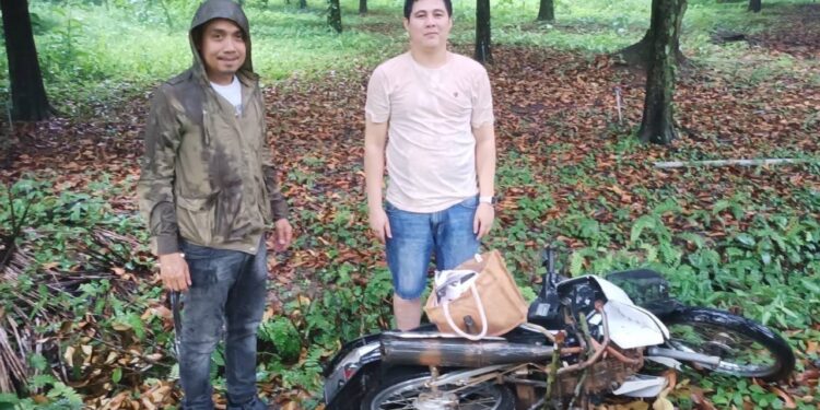 กลับจากประชุม เผชิญหน้าหนุ่มชิงรถจักรยานยนต์ชาวบ้าน ก่อนเจ้าตัวทิ้งรถกระโดดหนีลงคลอง