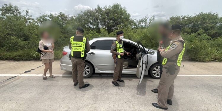 ไล่ล่าพ่อค้ากาแฟปืนดุ หลังถูกด่าบุพการีคว้าปืนยิงเจ้าหนี้ดับ