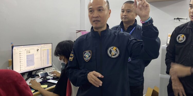 ปทุมธานี ตำรวจไซเบอร์บุกทลายรับจำนำไอคราวกู้ยืมเงินมีลูกค้า 5 พันรายจำนำผ่านออนไลน์ผ่อนไม่ตรงล็อคเครื่องทันทีรายได้ 5 ล้านบาทต่อเดือน