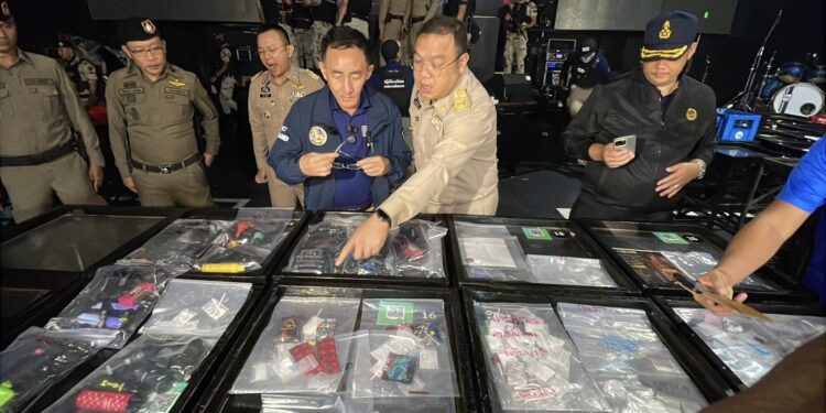 ปทุมธานี ชุดปฏิบัติการพิเศษกรมการปกครอง ลุยจัดระเบียบสังคมบุกค้นผับเถื่อนอัพยา ย่านรังสิต เจอยาเสพติดเกลื่อน นักเที่ยวฉี่ม่วงนับร้อย เด็กอายุต่ำ17ปีเที่ยว