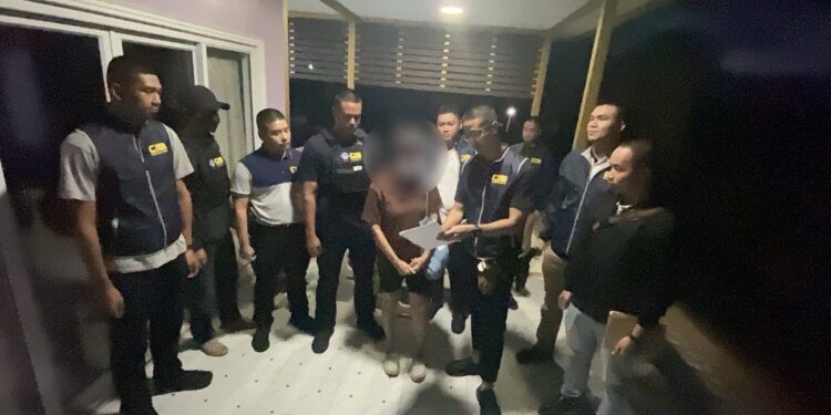 บุกรวบหญิงโหด ลวงยายวัย 72 ปี ขึ้นรถทำร้าย – จี้ชิงทอง 6 บาท -ถีบตกจากรถ ก่อนหลบหนีข้ามจังหวัด