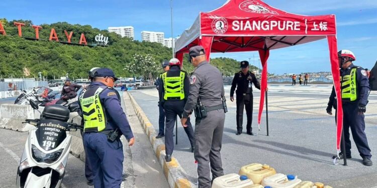 เมืองพัทยาจัดระเบียบที่จอดรถแหลมบาลีฮาย สกัดกลุ่มเรียกรถหลอกนักท่องเที่ยว