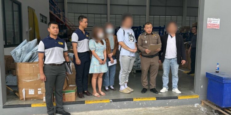 เข้าค้นโกดังใหญ่ในนครปฐม จับกุมผู้ต้องหาจำหน่ายเครื่องรับสัญญาณดาวเทียมปลอมกว่า 1,558 ชิ้น