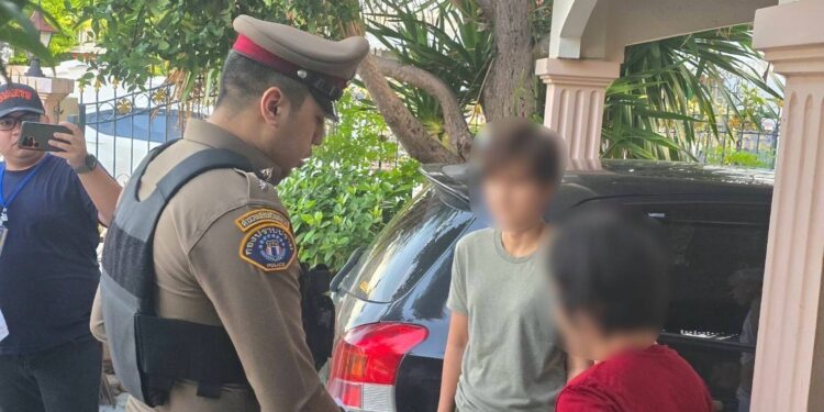 ปิดฉากคดีโกงเงินร้อยล้าน จับกุม 2 ผู้ต้องหาหลบหนีหมายจับ หลังร่วมขบวนการปลอมเอกสาร-หลอกแบงก์ สูญเงินกว่า 150 ล้าน