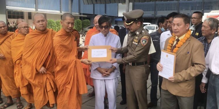 กลุ่มพลังชาวพุทธยื่นหนังสือถึง ผบช.ก. จี้หยุดใช้กฎหมายทำลายพุทธศาสนา