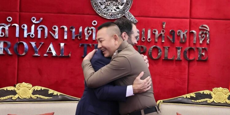 พล.ต.อ.กิตติ์รัฐ พันธุ์เพ็ชร์ ผู้บัญชาการตำรวจแห่งชาติ ( ผบ.ตร. ) ให้การต้อนรับ นายเบนจามิน เวอร์ชูว ผู้ช่วยทูตฝ่ายกฎหมาย สำนักงานตำรวจสืบสวนกลาง สหรัฐอเมริกา ประจำสถานเอกอัครทูตสหรัฐอเมริกาประจำประเทศไทย และนางทามาร่า แม็คเค็น รองผู้ช่วยทูตฝ่ายกฎหมายฯ ที่ขอเข้าพบเพื่อเยี่ยมคาราวะและหารือข้อราชการ