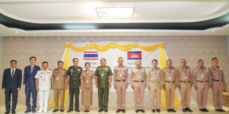สำนักงานโฆษก ทร. เผย กองบัญชาการป้องกันจันทบุรีและตราด จัดการประชุม คณะกรรมการชายแดนส่วนภูมิภาค (Regional Border Committee – RBC ) ร่วมกันระหว่าง ไทย -กัมพูชา เป็นไปตามกรอบ GBC เน้นย้ำ ประเทศไทย มุ่งไปสู่กระบวนการแก้ไขปัญหาโดยสันติวิธี ตามกติกาสากล และผลักดันข้อเสนอเรื่องการเก็บกู้ทุ่นระเบิดและปราบปรามสแกมเมอร์