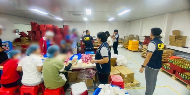 ปคบ.ร่วม อย. และ สสจ.ฉะเชิงเทรา ทลายโรงงานผลิตเครื่องสำอางเถื่อนส่งขายต่างประเทศ ยึดของกลาง 2.3 แสนชิ้น มูลค่ากว่า 20 ล้านบาท