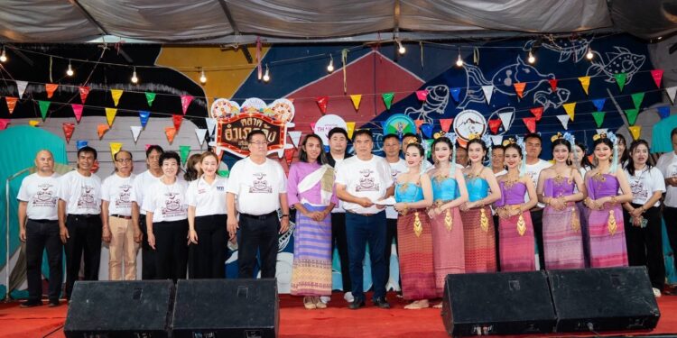 คึกคัก! งาน “ตลาดอำเภอด้ง” เสน่ห์วันวาน เริงสำราญ เมืองเก่า สืบสานวิถีไทย ส่งเสริมการท่องเที่ยวอย่างยั่งยืน