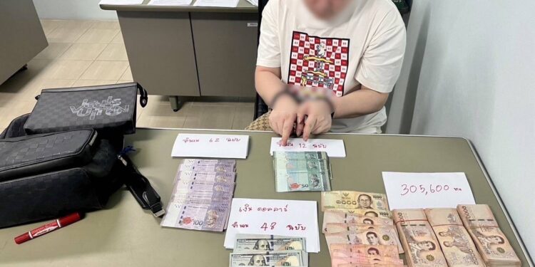 เรียกตรวจรถผิดสังเกต รวบต่างด้าว พบหมายแดงจากจีน ประวัติเป็นหัวหน้าแก๊งฉ้อโกงร่วมร้อยล้าน