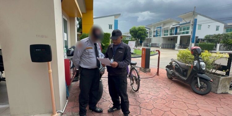 รวบ รปภ.บัญชีม้าร่วมแก๊งคอลเซ็นเตอร์ หลอกเป็นม่ายสาว ลวงลงทุนทอง เหยื่อสูญเงิน 6 ล้านบาท พบหมายจับพ่วงอีก 2 คดี