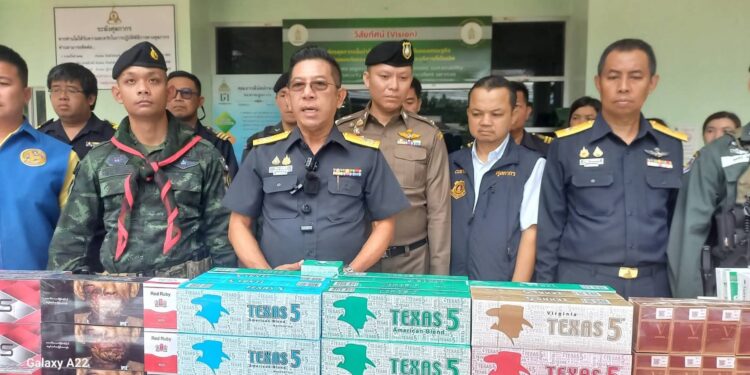 AEC…ด่านศุลกากรแม่สอด ร่วมหน่วยงาน ทหาร-ตำรวจ-ปกครอง แถลงข่าวจับบุหรี่เถื่อนและสินค้าหนีภาษี มูลค่ากว่า 63 ล้านบาท