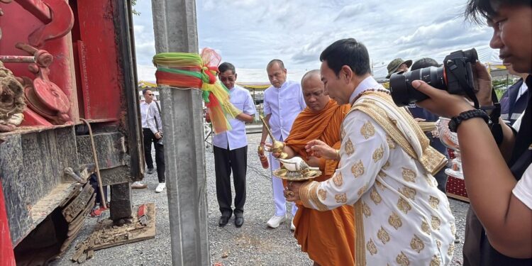 ปทุมธานี – ศักดิ์สิทธิ์ มหัศจรรย์ พิธีบวงสรวงตอกเสาเอก เสาโท พระบรมราชานุสาวรีย์ พระบาทสมเด็จพระจุลจอมเกล้าเจ้าอยู่หัว คนร่วมงานฮือเลข เสา 088