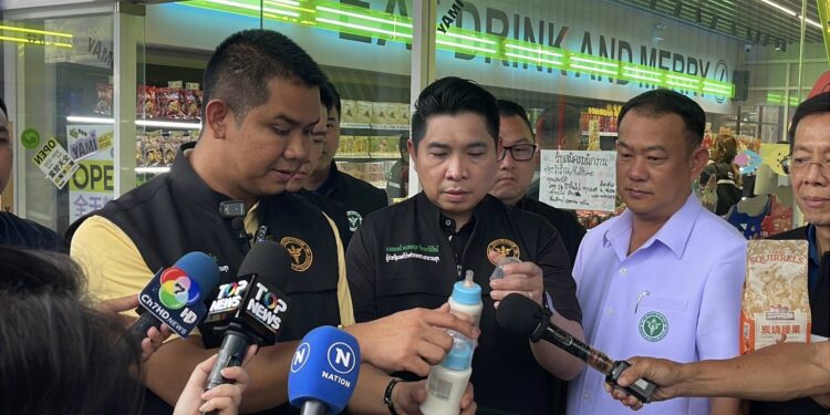 ปทุมธานี รมช.สธ.จับร้านขายสินค้าจีนเทาไม่มี อย.ย่านคลองหลวง