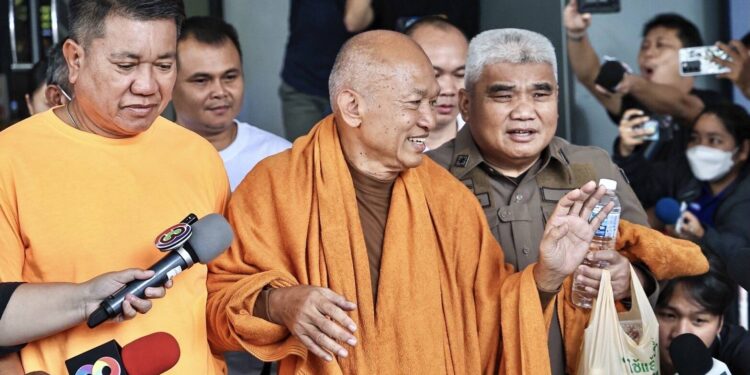 ตำรวจกองปราบปรามคุมตัวอดีตพระอลงกตและหมอบีไปฝากขังที่ศาลลอาญาคดีทุจริตและประพฤติมิชอบกลางแล้ว