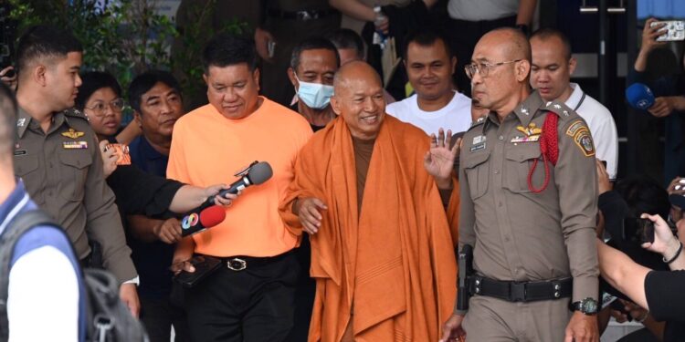 ทิดจอร์จ นั่งสมาธิยันเช้า หลังพนักงานสอบสวนคุมตัวมาห้องขัง ด้านหมอบีนอนหลับพักผ่อน ก่อนที่จะคุมตัวฝากขังวันนี้พร้อมความเห็นคัดค้านการประกันตัว