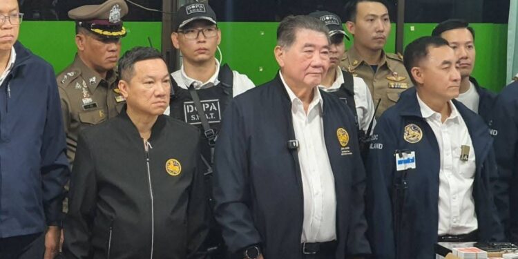 “ภูมิธรรม” นำทีมชุดปฏิบัติการพิเศษกรมการปกครอง เปิดปฏิบัติการ “สิงห์ปราบยศ” ทะลายบ่อนเปิดซ้ำซากกลางดอนเมือง รวบ 200 นักพนัน เงินหมุนเวียนมหาศาลกว่า 500 ล้านต่อเดือน ย้ำ “ขบวนการตาสับปะรดของประชาชนคือเบาะแสสำคัญ” ร่วมกันสร้างสังคมปลอดอบายมุข