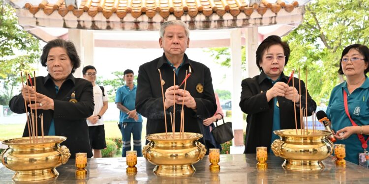 มูลนิธิป่อเต็กตึ๊ง แจกจ่ายเครื่องอุปโภคบริโภค พร้อมค่าพาหนะ ในประเพณีทิ้งกระจาด ประจำปี 2568 รวม 5,000 ชุด และจัดหน่วยแพทย์สงเคราะห์ชุมชนบริการตรวจรักษาฟรี ณ สุสานมูลนิธิป่อเต็กตึ๊ง อำเภอบ้านแพ้ว จังหวัดสมุทรสาคร