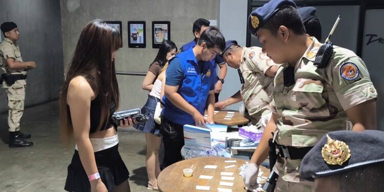 นนทบุรี ตำรวจ–ฝ่ายปกครอง บุกตรวจผับดังปากเกร็ด พบยาเคซุกถังน้ำแข็ง ผู้เสพปัสสาวะสีม่วง 16 ราย พร้อมอาวุธมีดหลายเล่ม