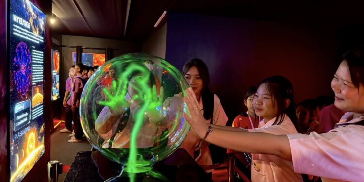 NARIT ชวนสำรวจ “ดวงอาทิตย์” ดาวฤกษ์หนึ่งเดียวของระบบสุริยะ 9-17 สิงหาคมนี้ ในงานมหกรรมวิทย์ฯ 68 ศูนย์การประชุมแห่งชาติสิริกิติ์ กรุงเทพฯร่วมเปิดมุมมองใหม่หลายมิติผ่านนิทรรศการและกิจกรรมดาราศาสตร์หลากหลายรูปแบบ ที่บูธ ระหว่างวันที่ 9 – 17 สิงหาคม 2568 เวลา 09:00 – 19:00 น. ณ ชั้น LG ศูนย์การประชุมแห่งชาติสิริกิติ์ กรุงเทพมหานคร เข้าชมฟรี ไม่มีค่าใช้จ่าย