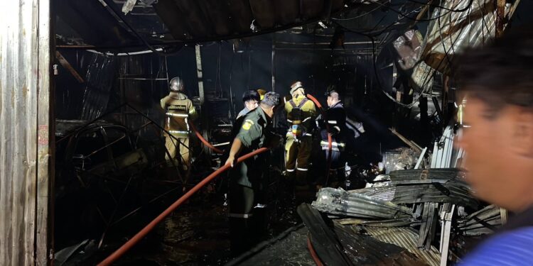 ปทุมธานี เพลิงไหม้ซ่อมไฟเบอร์เสเกิร์ตรถ-ร้านรับซื้อของเก่าวอดทั้งสองร้าน