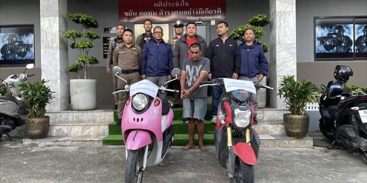 ปทุมธานี ตร.ตาไวไล่จับคนร้ายลัก จยย.เดือนเดียวก่อเหตุ 4 คันขายถูกคันล่ะ 1000 บาท เมื่อเวลา 17.00 น. วันที่ 24 สิงหาคม 2568 ที่สภ.ปากคลองรังสิต จ.ปทุมธานี