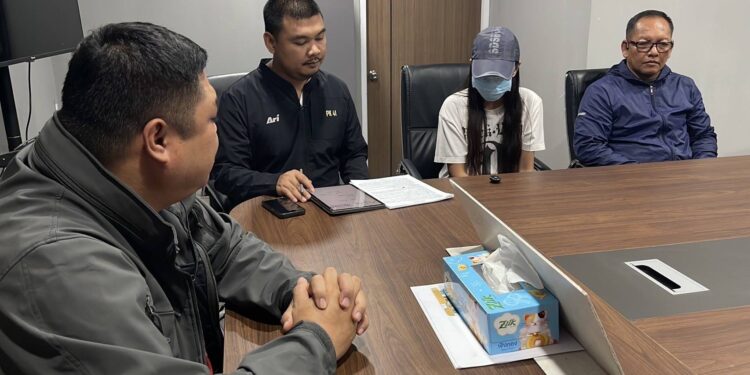 ปทุมธานี สืบปากคลองรังสิต จับสาวเปิดบัญชีม้ามีผู้เสียหายโดนหลอกโอนเงิน 7 แสนกว่าบาท