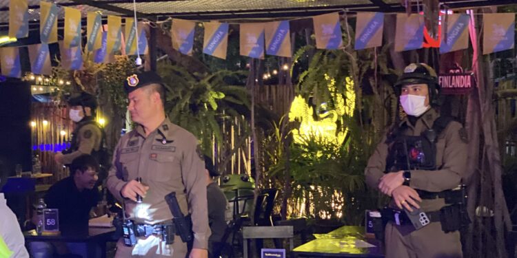 สมุทรปราการ ตำรวจ สภ.บางพลีสนธิกำลังฝ่ายปกครองตรวจเข้มสถานบันเทิงย่านตลาดเรือบินสกัดยาเสพติดและอาชญากรรม
