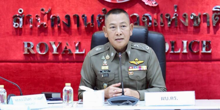 โฆษก ตร. แจง ผบ.ตร.ให้ความสำคัญคำของบประมาณให้คำนึงถึงประชาชน สวัสดิการตำรวจที่ขาดแคลน ทุกรายการหน่วยงานในสังกัดเสนอคำขอตามความต้องการในงบลงทุน ปี 69 ตร.ถูกตัดได้รับเพียง 15,000 ล้านบาทเศษ ไม่ใช่ 23,000 กว่าล้านบาทตามกล่าวอ้าง ซึ่งเป็นเพียงยอดคำขอแรก ส่วนบ้านพักตำรวจผู้ใหญ่ 7 หลัง ตร.เสนอขอตัดออกเองเพื่อความเหมาะสม