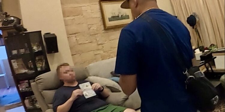 สืบ ตม.3 แฝงตัวเข้าหมู่บ้านหรูล่าอาชญากรข้ามชาติ ปิดเกมหนุ่มสวีเดน ผู้ต้องหายาเสพติดออนไลน์เครือข่ายแก๊งค้ายานรกแถบสแกนดิเนเวีย หนีหมายแดง INTERPOL ซุกไทย!