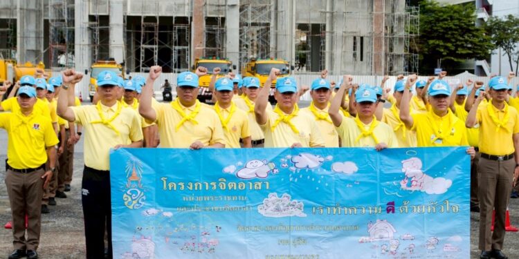 ผบก.น.2 ร่วมจิตอาสาฯ ทหารตำรวจ ทำความสะอาด ตีเส้นจราจร ในวัดพระศรี