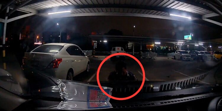 นนทบุรี วงจรปิด ตร. สภ.บางบัวทอง รวบหนุ่มวิศวะตระเวนขโมยป้ายทะเบียนรถยนต์โพสต์ขายในโซเชียล อ้างตกงาน