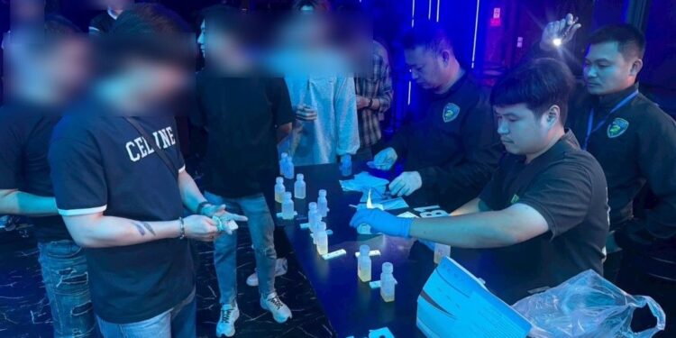 สน.ห้วยขวางเอาจริง! บุกบาร์โฮสเข้มงวดไม่เว้น แม้ไม่พบสิ่งผิดกฎหมายก็ต้องสอดส่องต่อเนื่อง